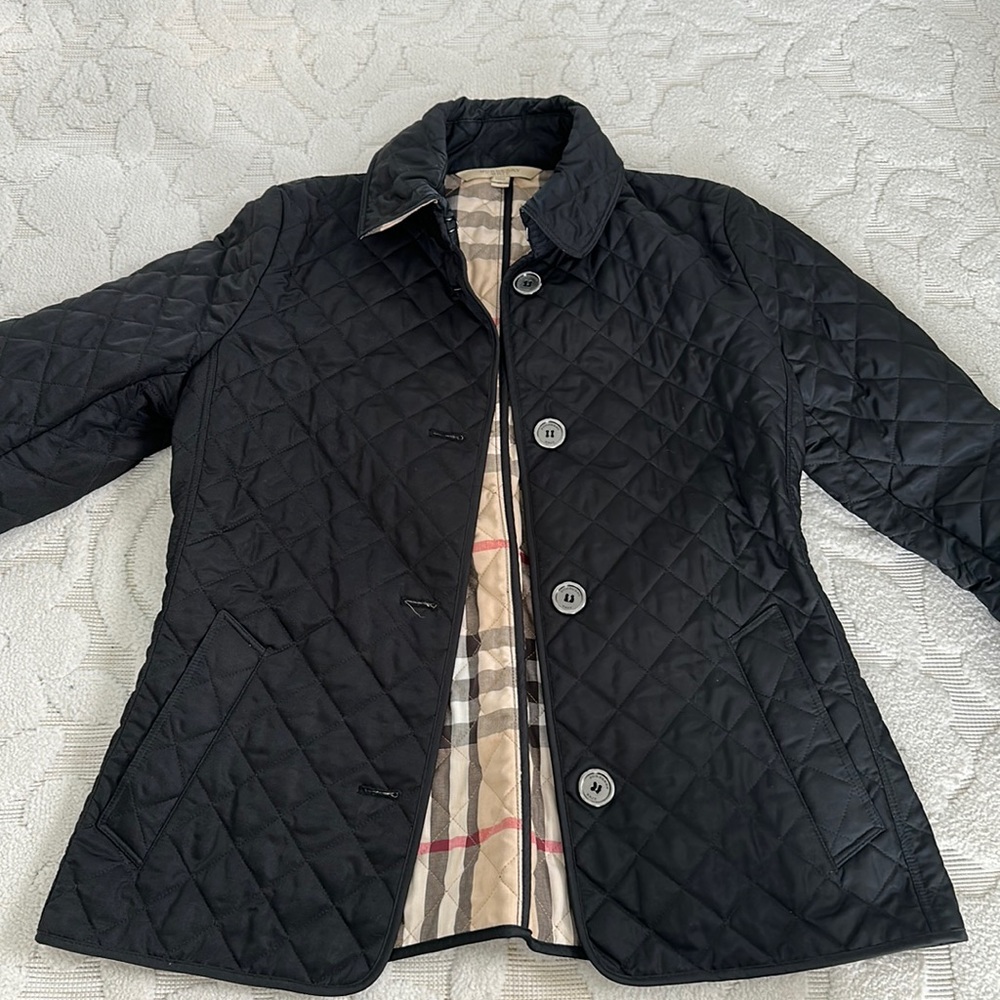 Authentic Burberry quilted raincoat. Excellent exterior.